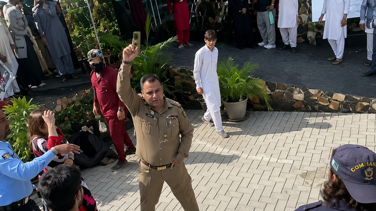 Pakistan army officer pulls gun, fires in air amid student protest - video