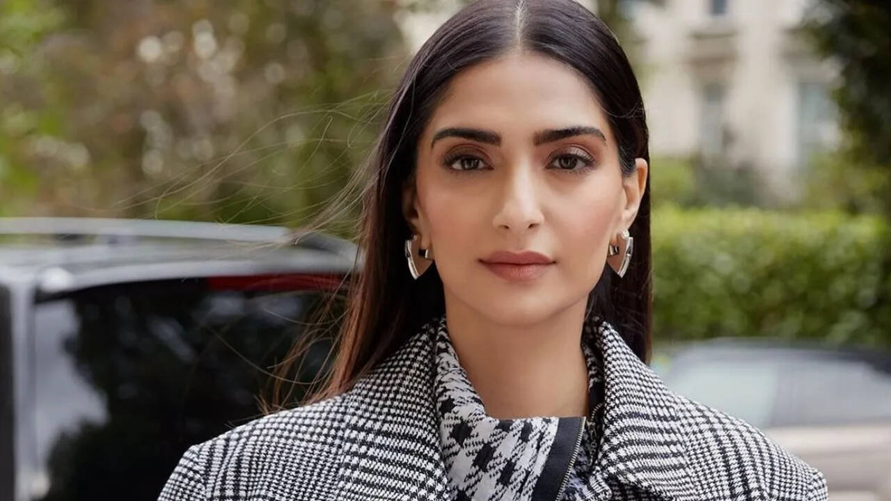 Sonam Kapoor REACTS to notices issued to Mumbai auto drivers