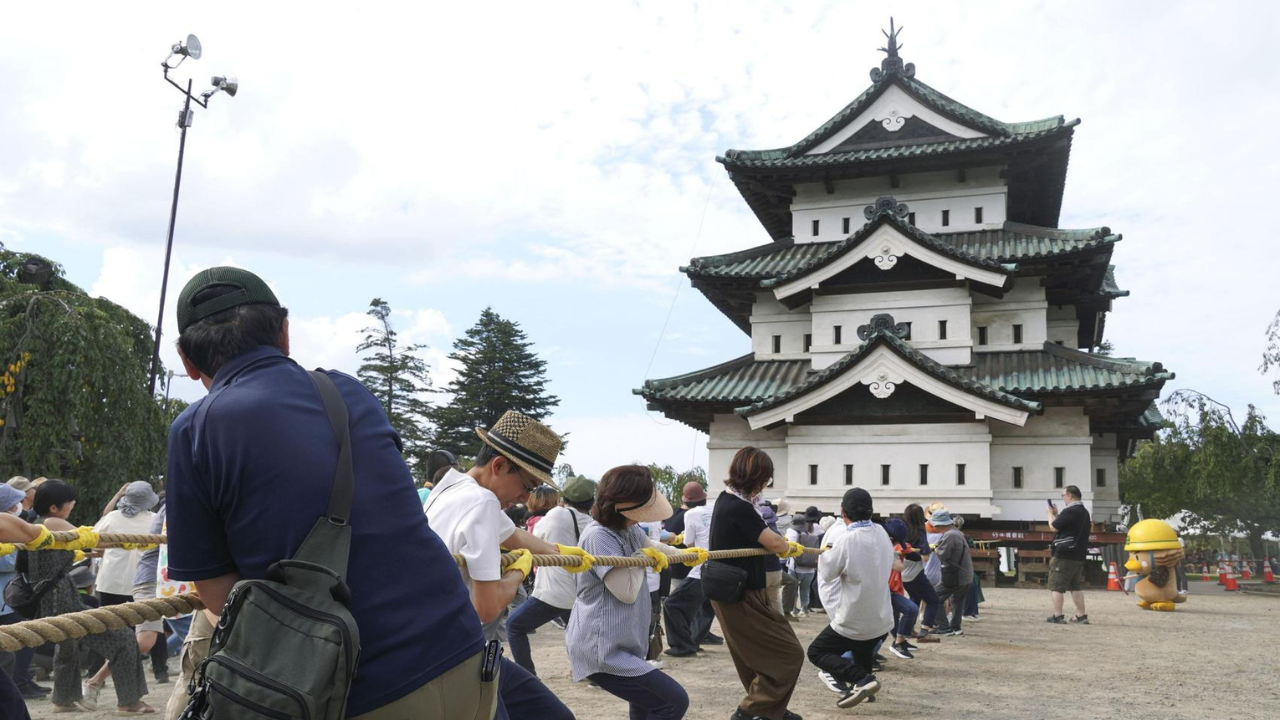 1,000 people in Japan join forces to pull a 400-ton castle to its original position