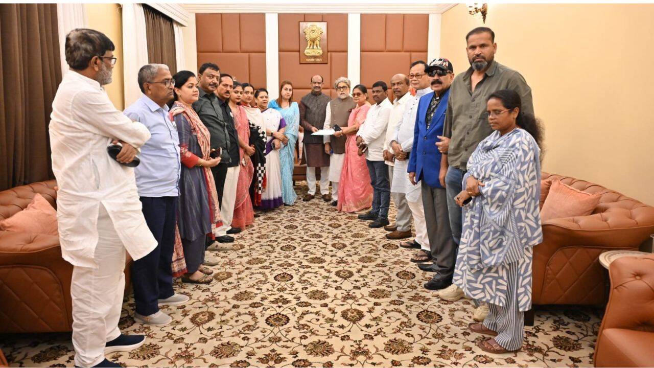 Lok Sabha Speaker seeks response from rebel TMC MPs on disqualification petitions