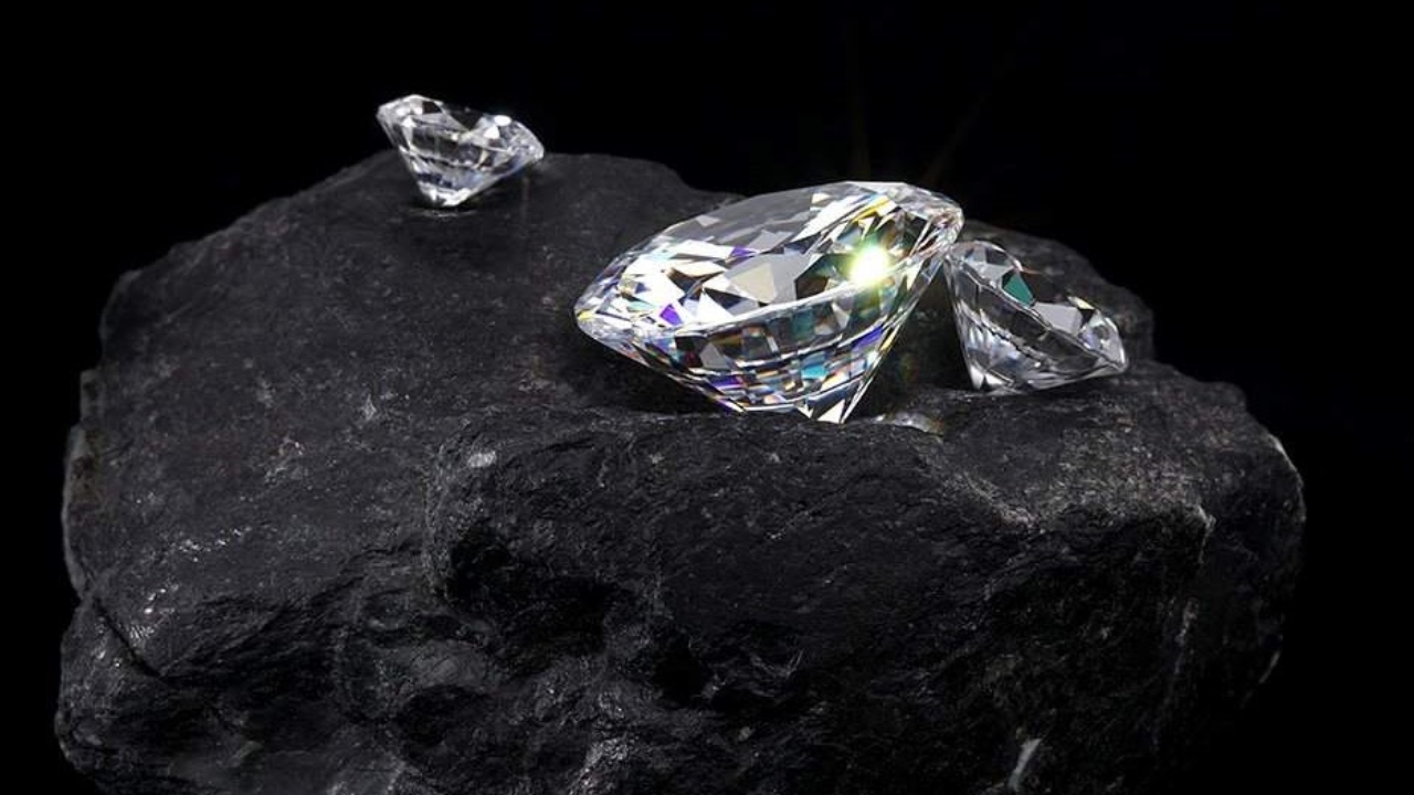 How a diamond hit at hypersonic speed can turn into graphite in microseconds