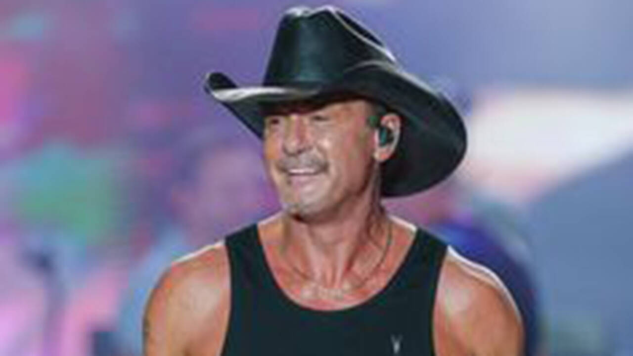 Tim McGraw falls from platform while performing in Cincinnati, laughs off incident