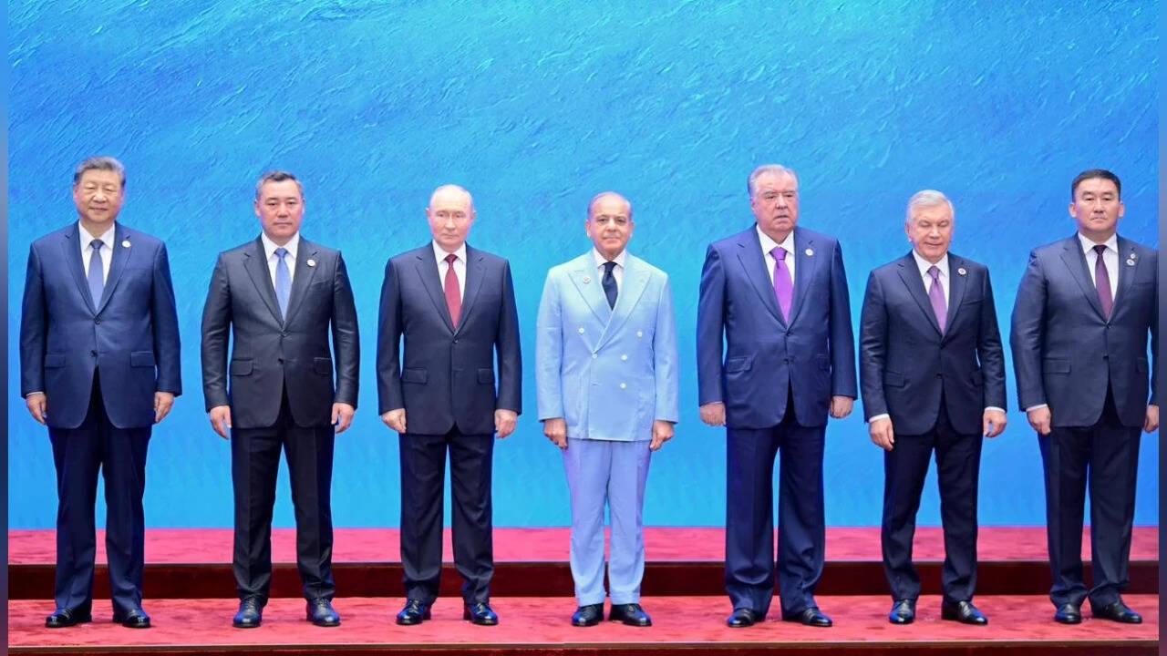 To keep himself in focus, Pak PM Sharif crops out world leaders from SCO pic