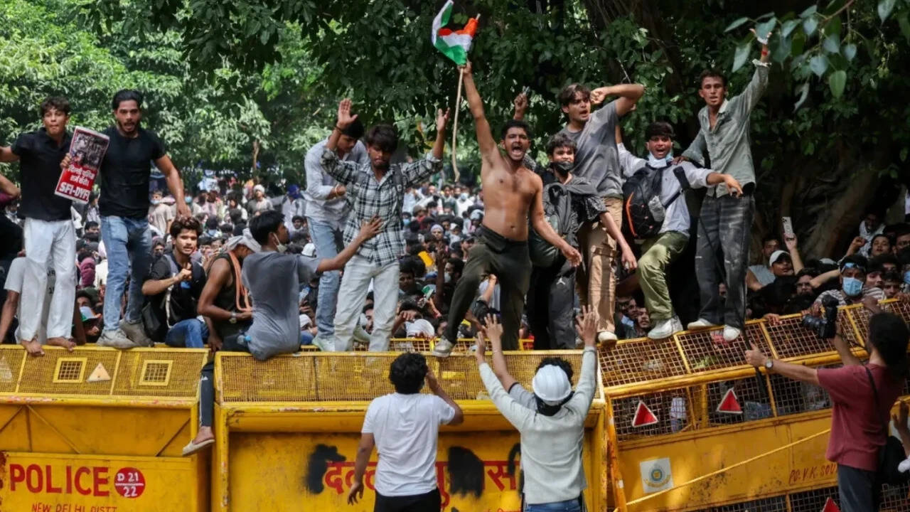 SC quashes FIRs against all NEET protesters, but ‘hardened criminals’ to face trial; CJP reacts