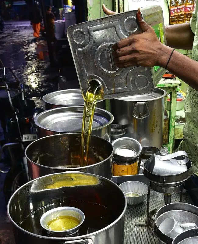 Loose oil ban: Fadnavis gives traders 1 year to transition