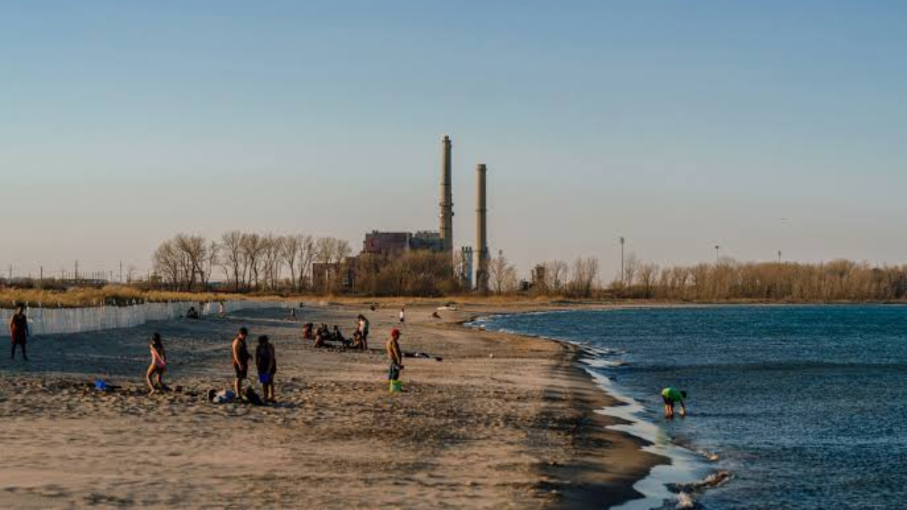 In 1972, Illinois used 246,000 cubic yards of coal fly ash beneath 7,500 feet of expressway