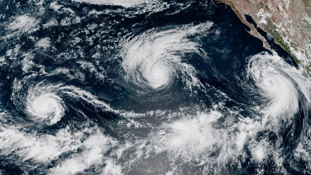 Hurricane Lowell holds Category 4 strength as Hawaii braces for a close call