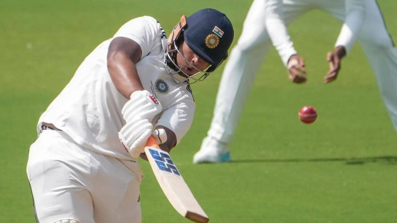 4, 6, 4! Sooryavanshi takes on Mohammed Siraj in Duleep Trophy final - Watch