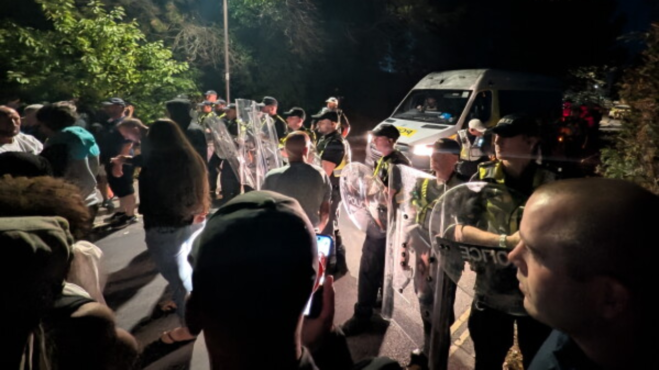 Cops injured, vehicles damaged as anti‑migrant protest turns violent in UK; second protest in two days