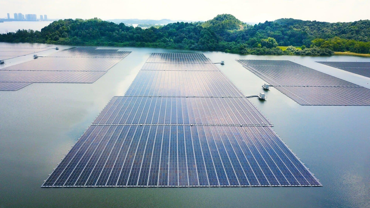 Singapore floats 122,000 solar panels on a reservoir; cuts 32,000 tonnes CO₂ yearly