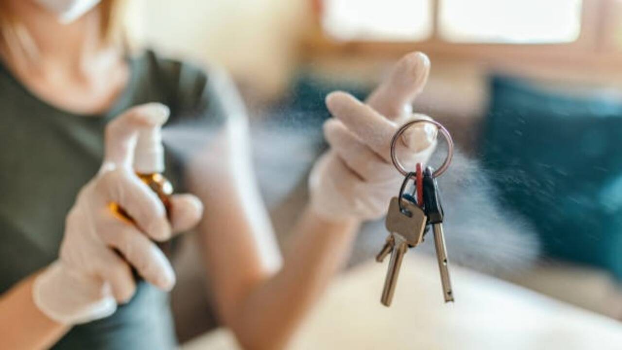 Spraying vinegar on keys: Why this simple cleaning hack is recommended and how it helps remove dirt and grime