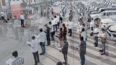 Collector makes Thar, Fortuner owners take road safety pledge, video goes viral