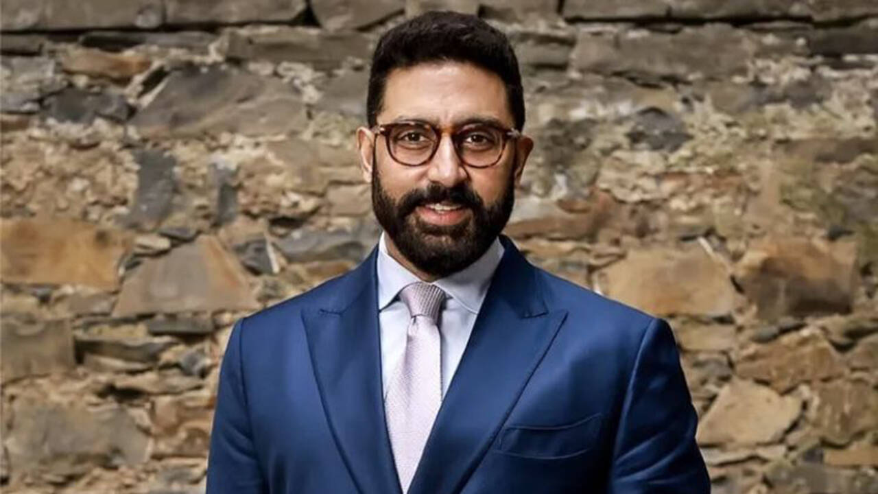 When young Abhishek Bachchan had crush on Zeenat Aman, asked her ‘should I come and sleep with you?’ during ‘Mahaan’ shoot