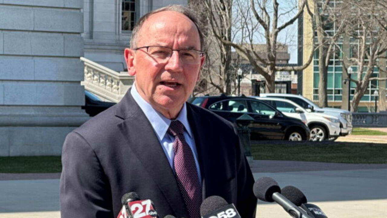 US Republican governor candidate escapes plane crash, swims to safety after emergency lake landing