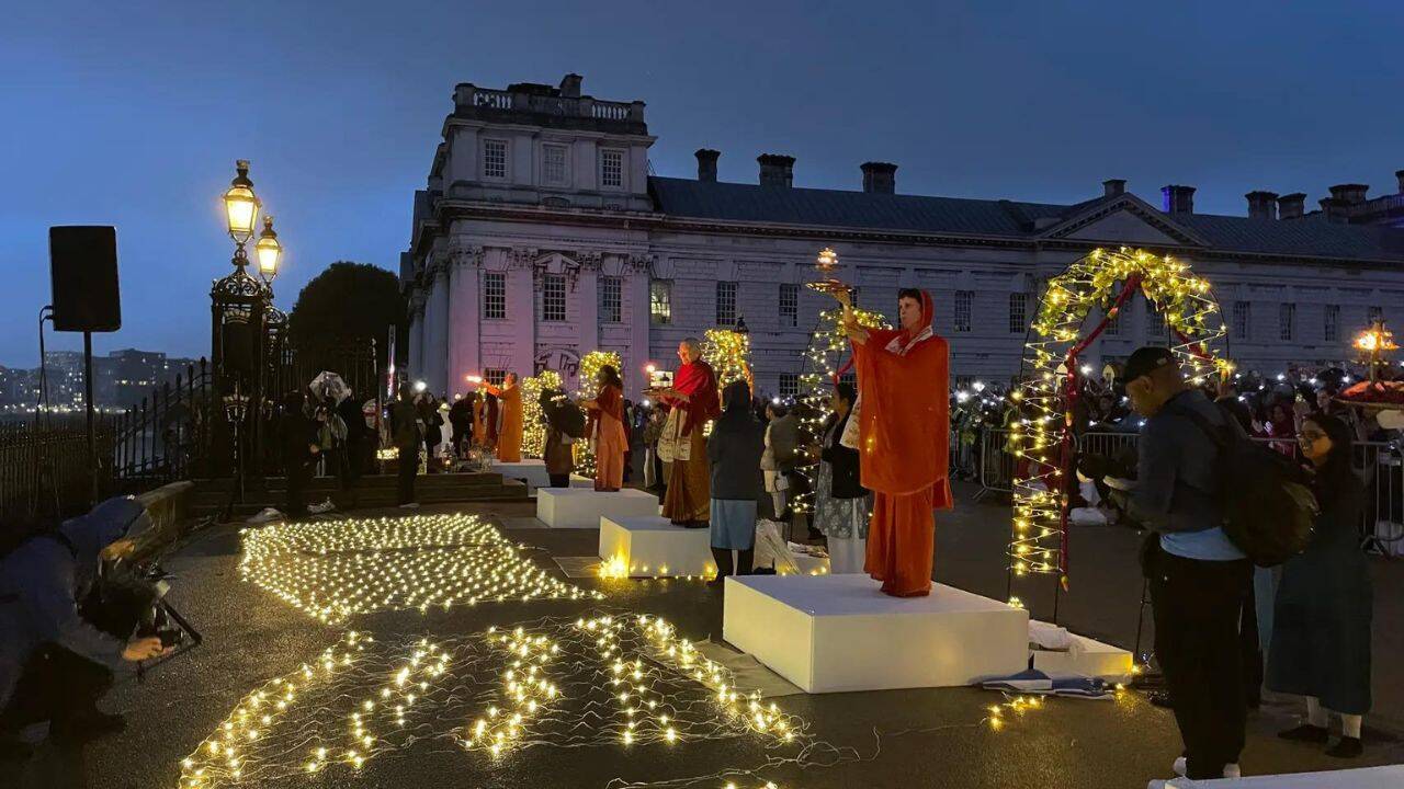 'A ceremony of light': First-ever Ganga Aarti held on River Thames in London - video