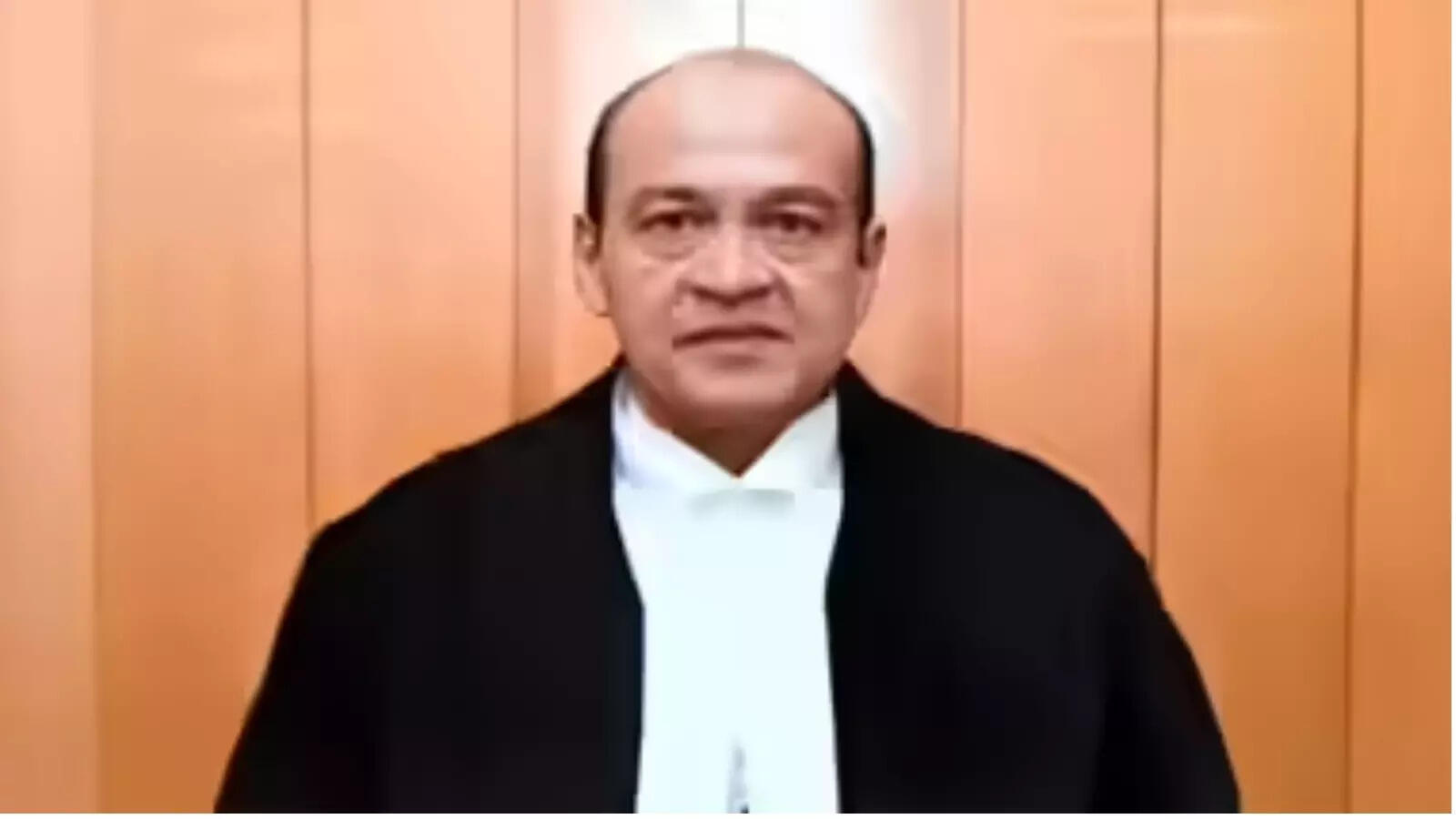 ‘Would a minister have escaped it?’ Top lawyers call for reset after judge cash row