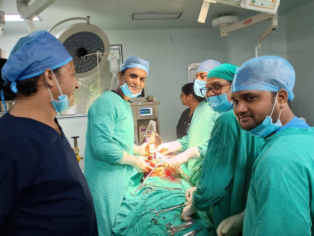 Lucknow Surgeons Extract Exceptionally Rare Twenty-Six-Centimeter Gallbladder in Complex Operation