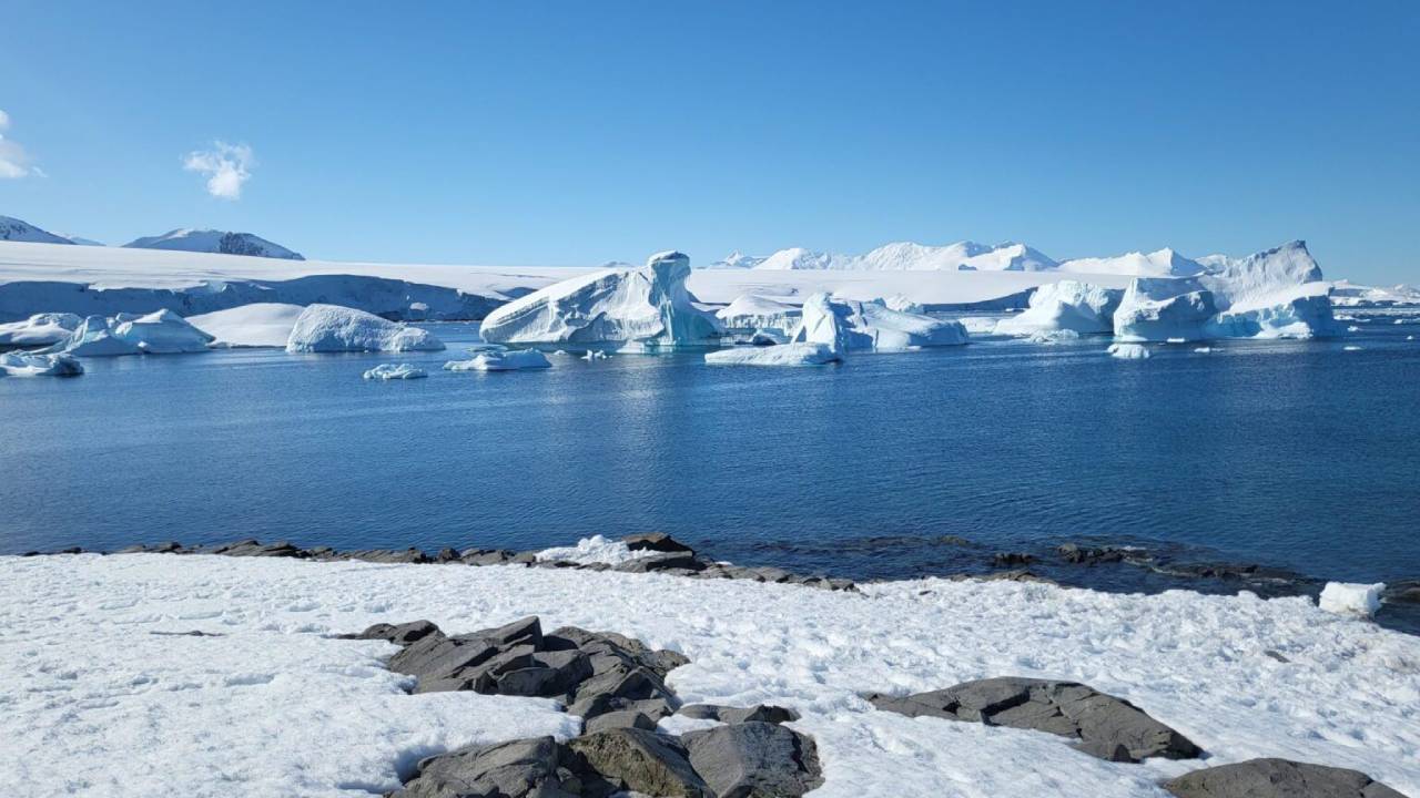 Greenland and Antarctica lost 11,309 billion tonnes of ice in 44 years