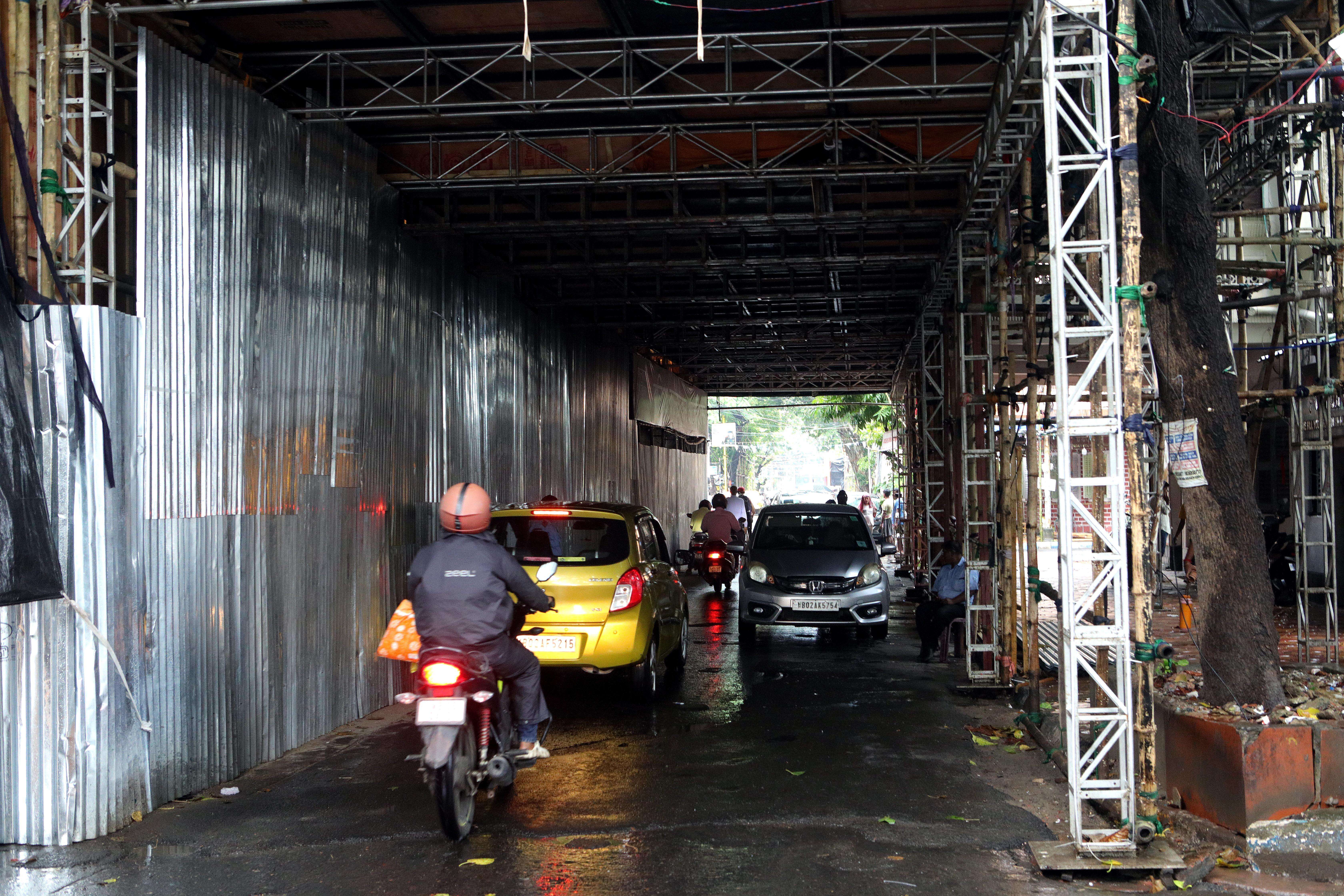 Precarious Mobility: South Kolkata Authorities Enforce Strict Path Clearances for Durga Pujas