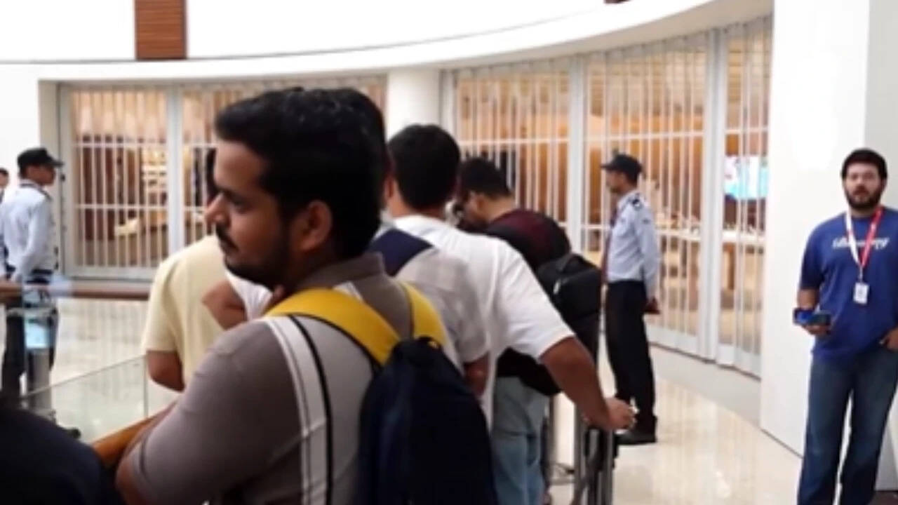 Commercial Queues Surge in the Capital as Apple Launches New iPhone Series Alongside First Foldable Device
