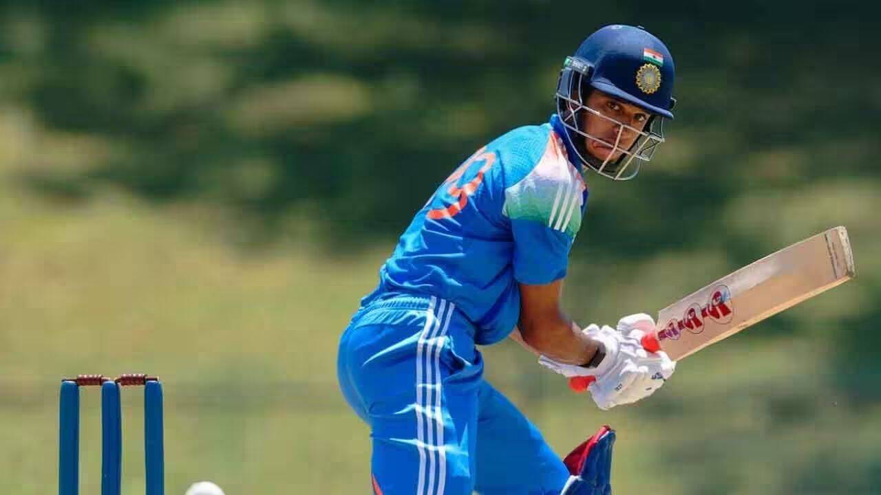 Sehwag shines, Dravid goes ballistic as India beat Australia by seven runs