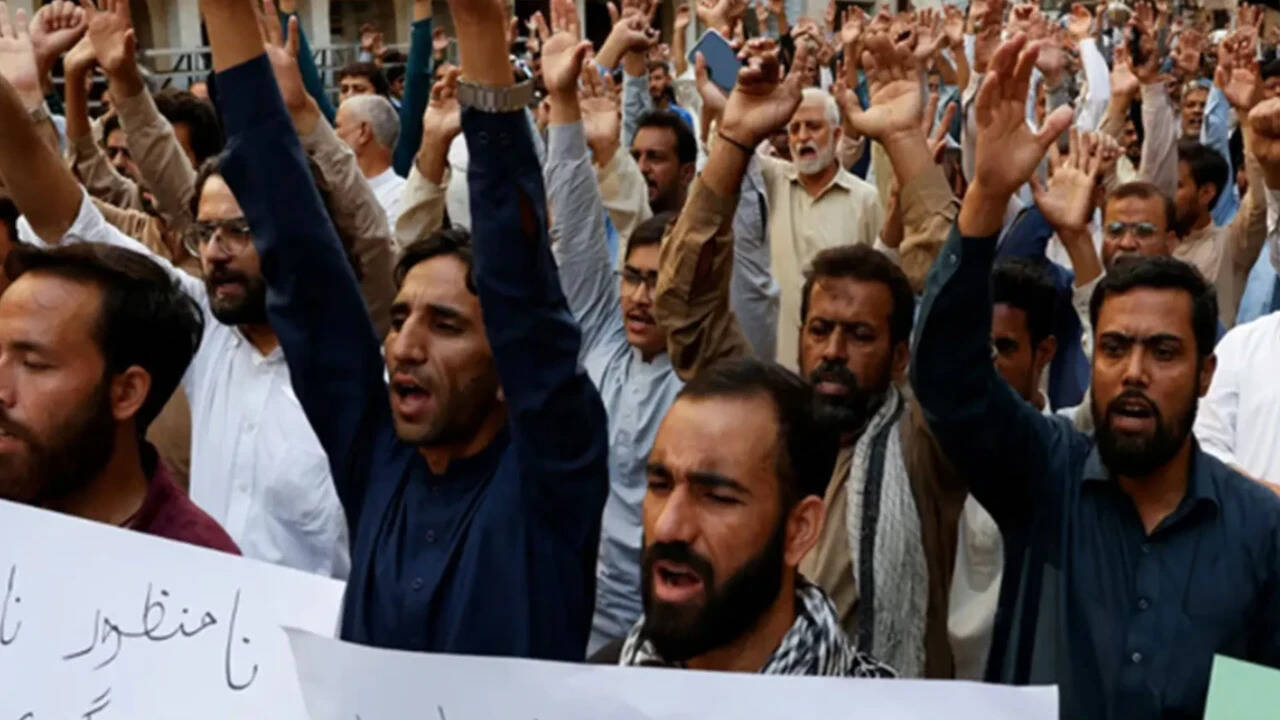 Pakistan braces for protests as govt warns of $400 million daily loss