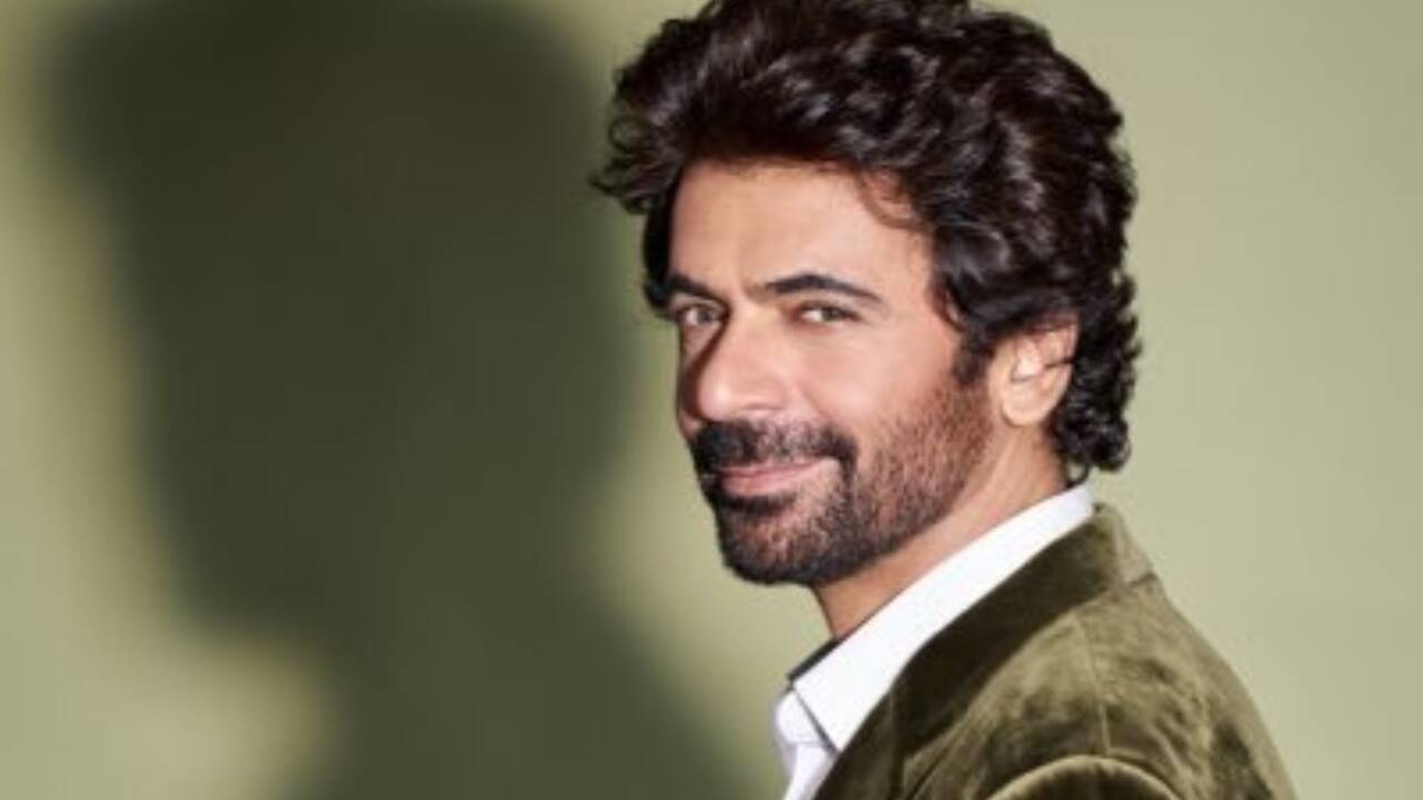 Inside Sunil Grover's Home: murals, mezzanine and theatre; Sachin jersey adds charm