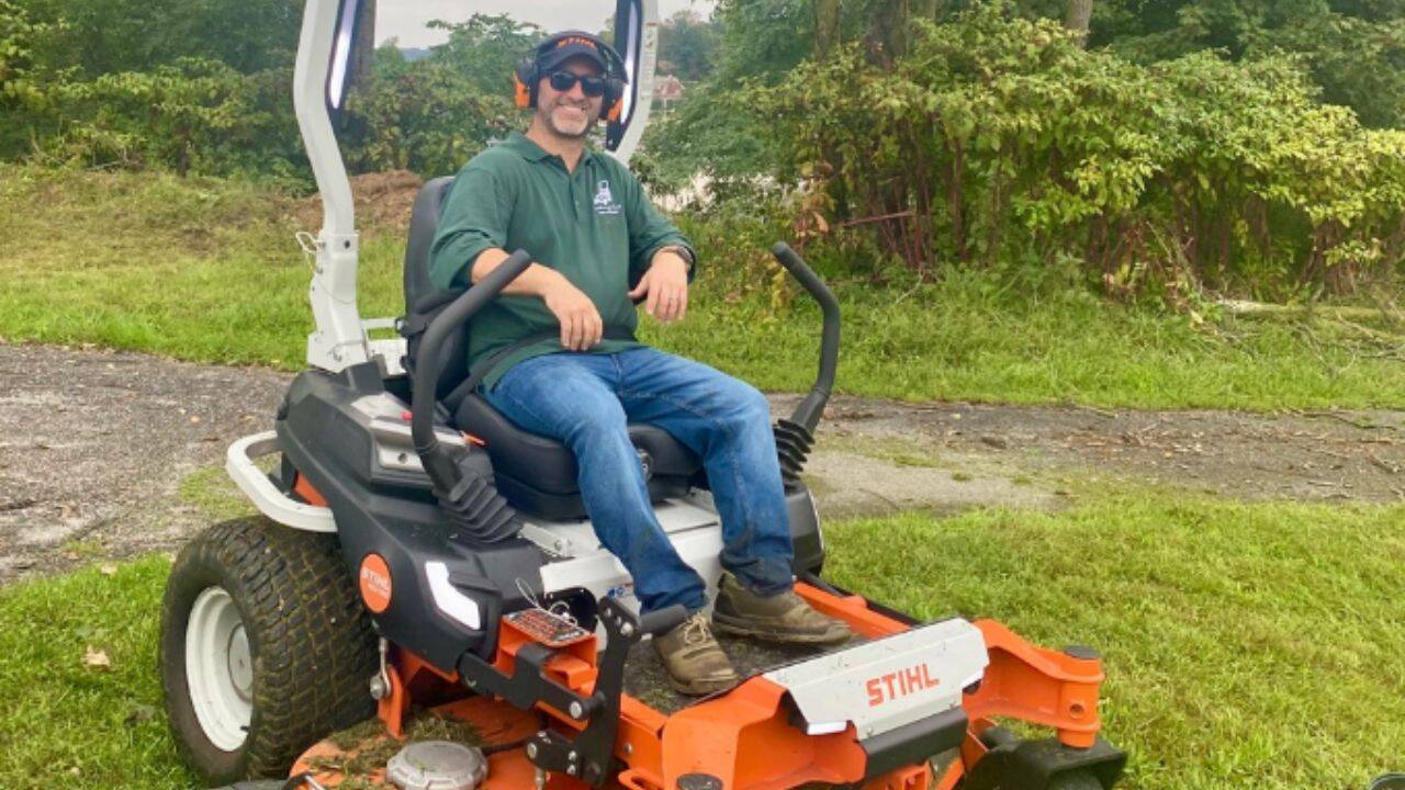 New Jersey man lost job, mowed lawns for free; network grew to 2,000 volunteers
