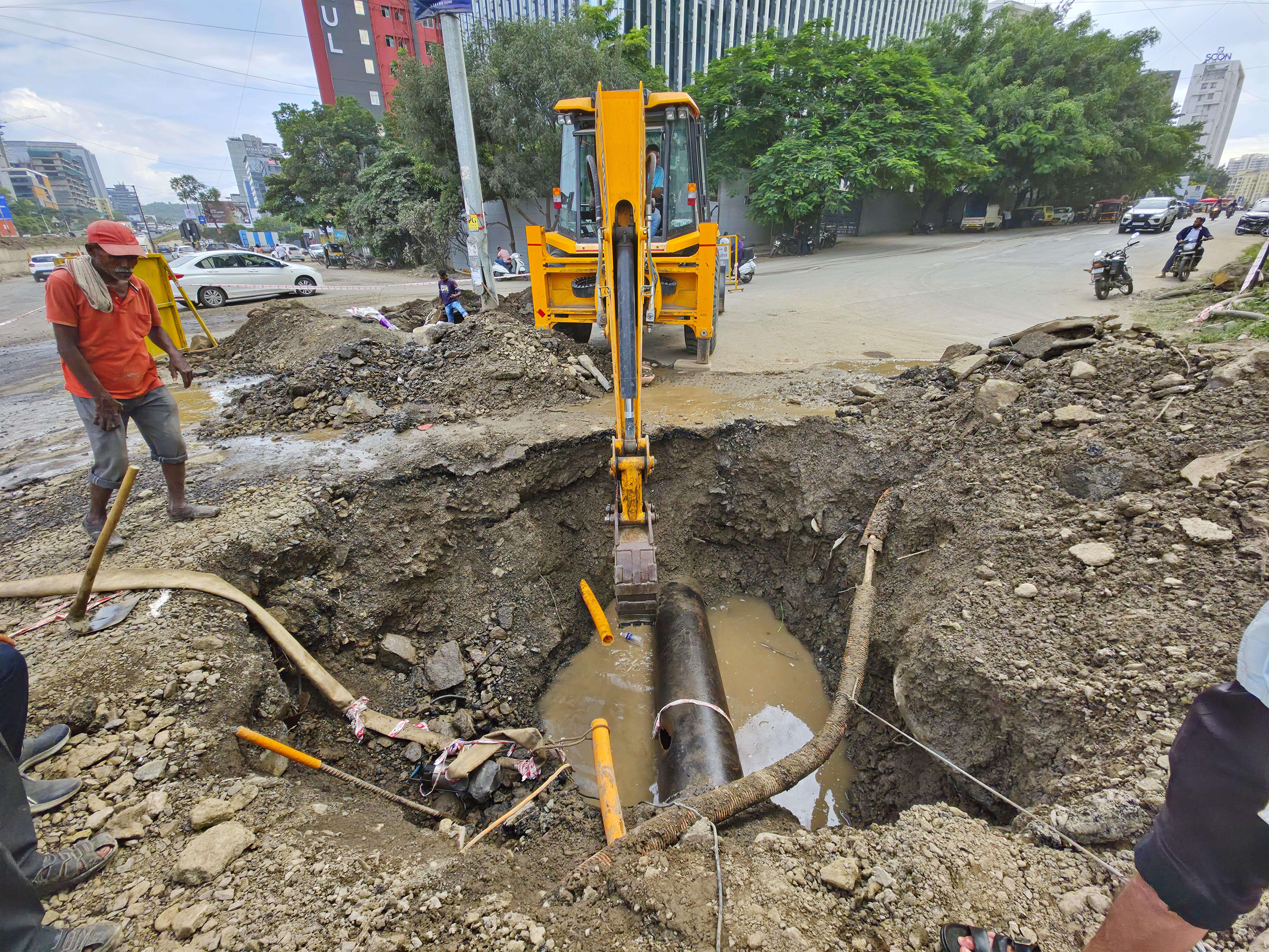 Pune Municipal Corporation Repairs Water Pipelines Across One Hundred Sites