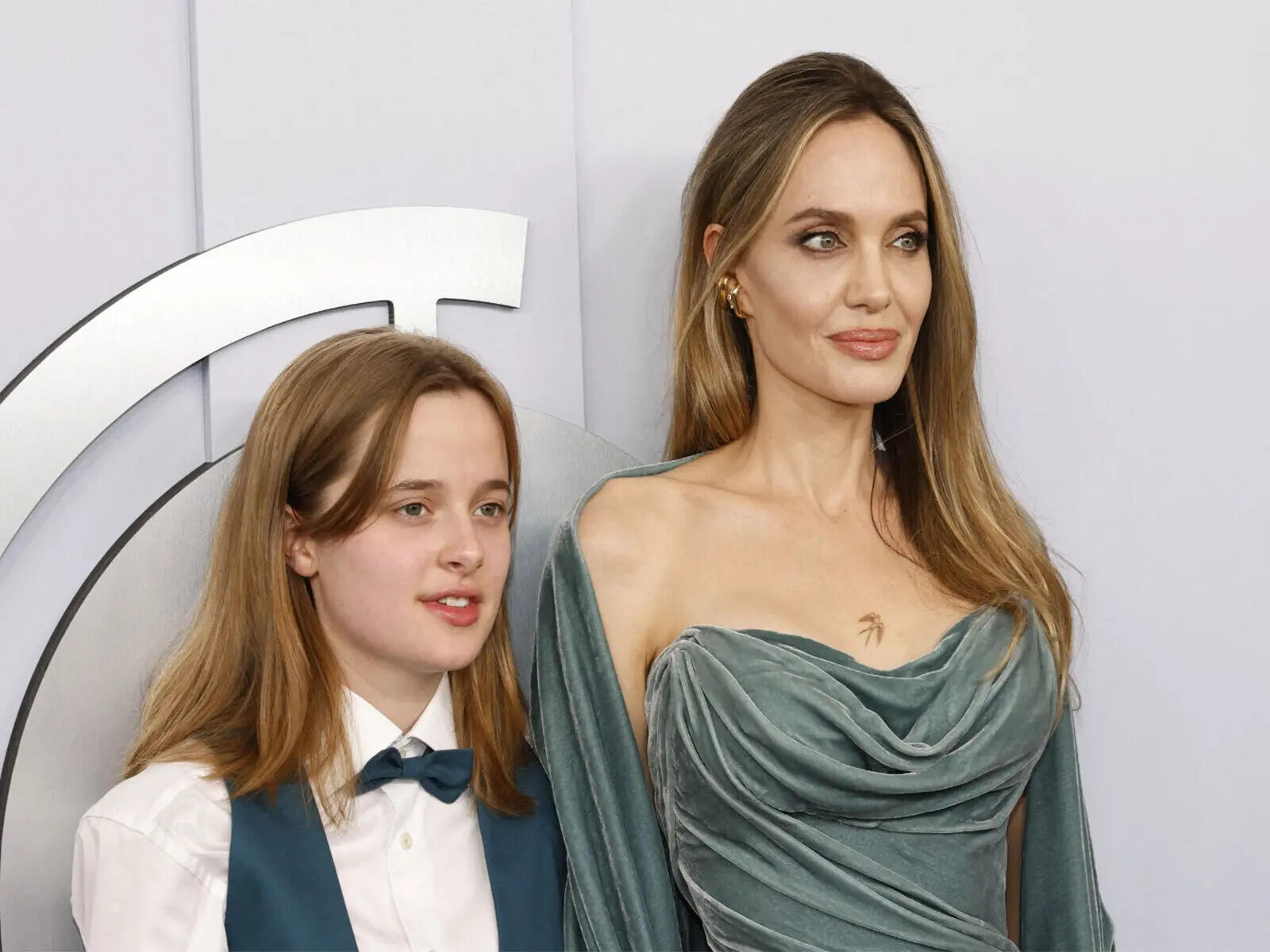 Brad-Angelina's daughter sells artwork at street fair