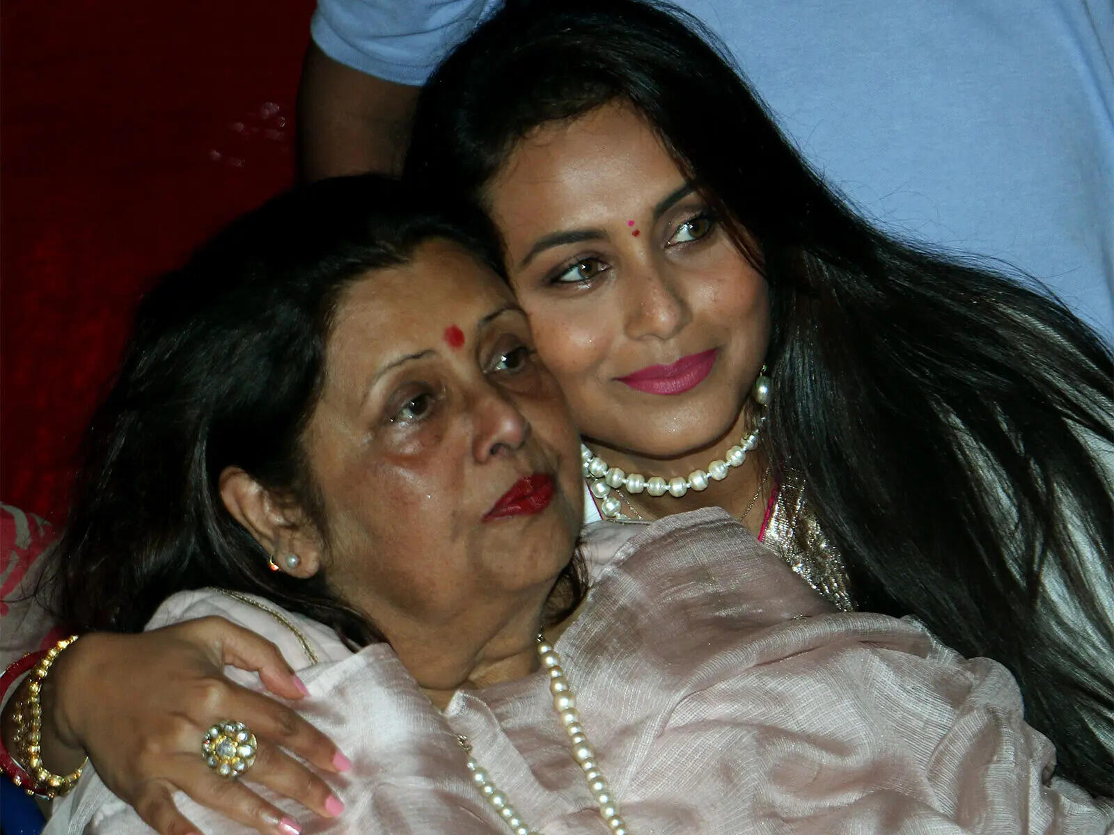 Aamir and wife Gauri visit Rani Mukerji to offer condolences