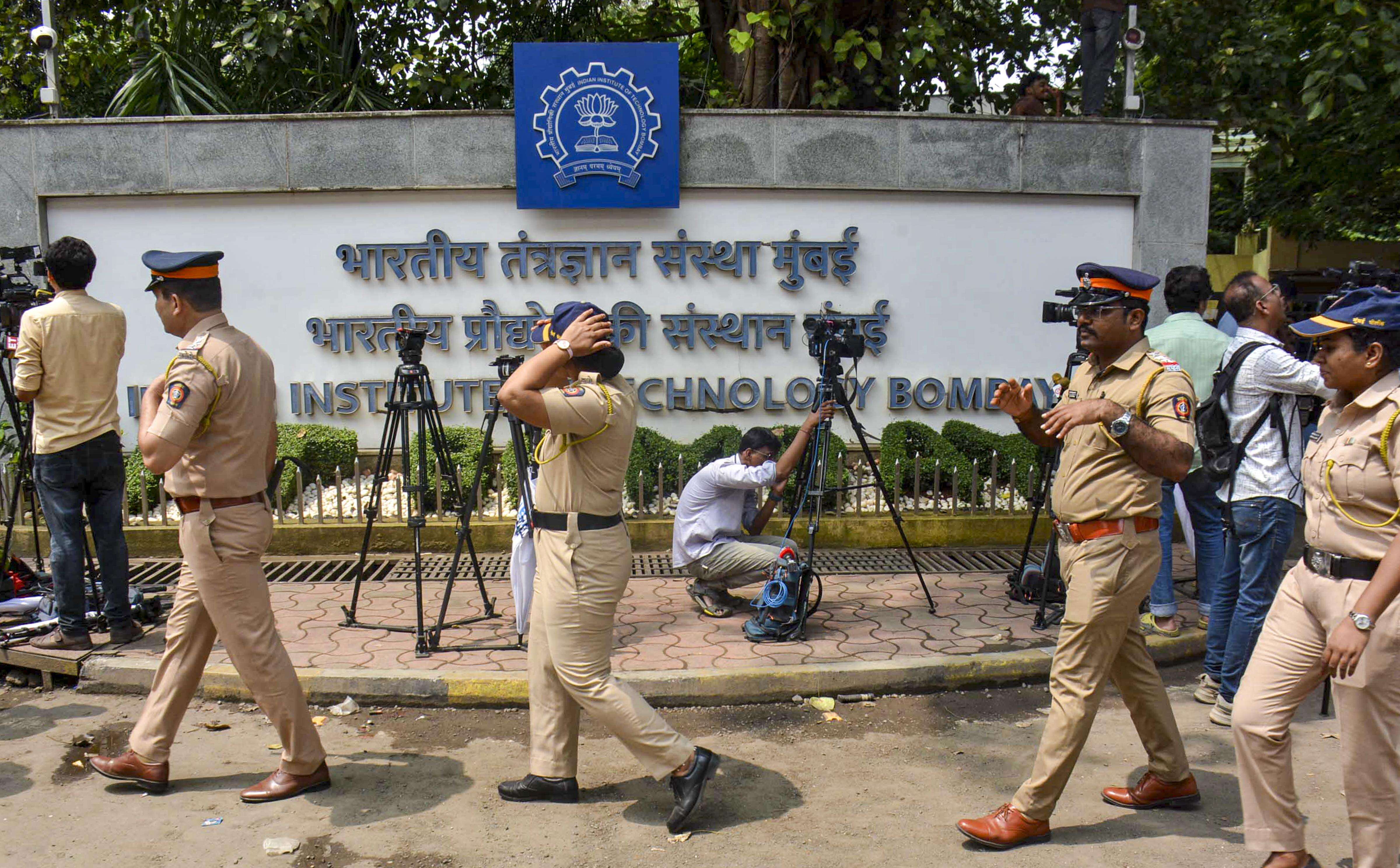 Ex-IIT Delhi director backs Prof Doolla, suggests 5-year BTech programme