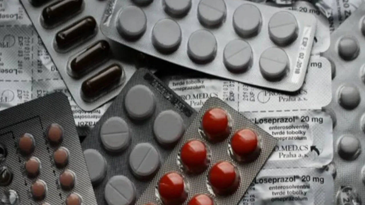 Painkillers for every ache? CDSCO warns of kidney risks, antibiotic misuse