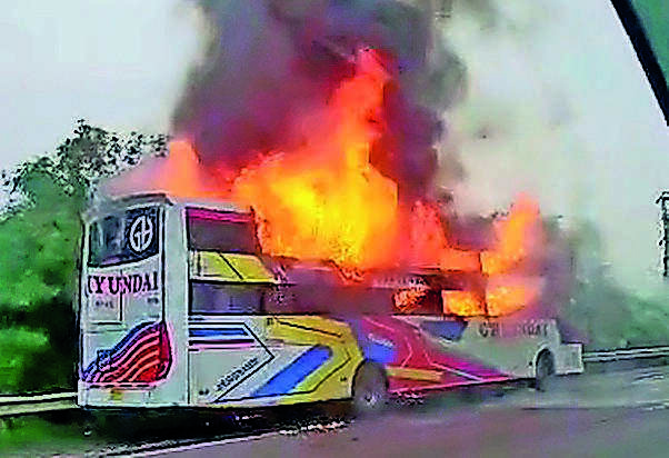 Tourist bus catches fire on Mumbai-Pune Expressway, 14 passengers have a narrow escape