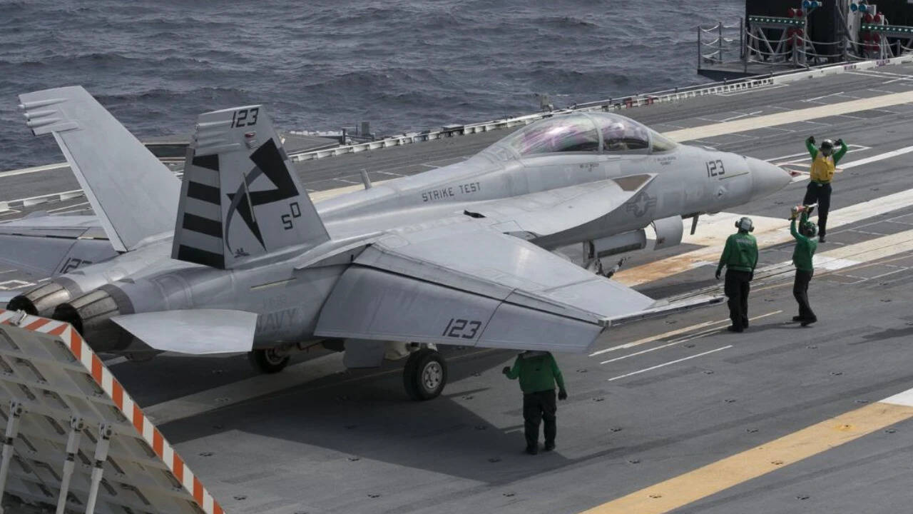Trump orders steam catapults, but US Navy keeps EMALS alive