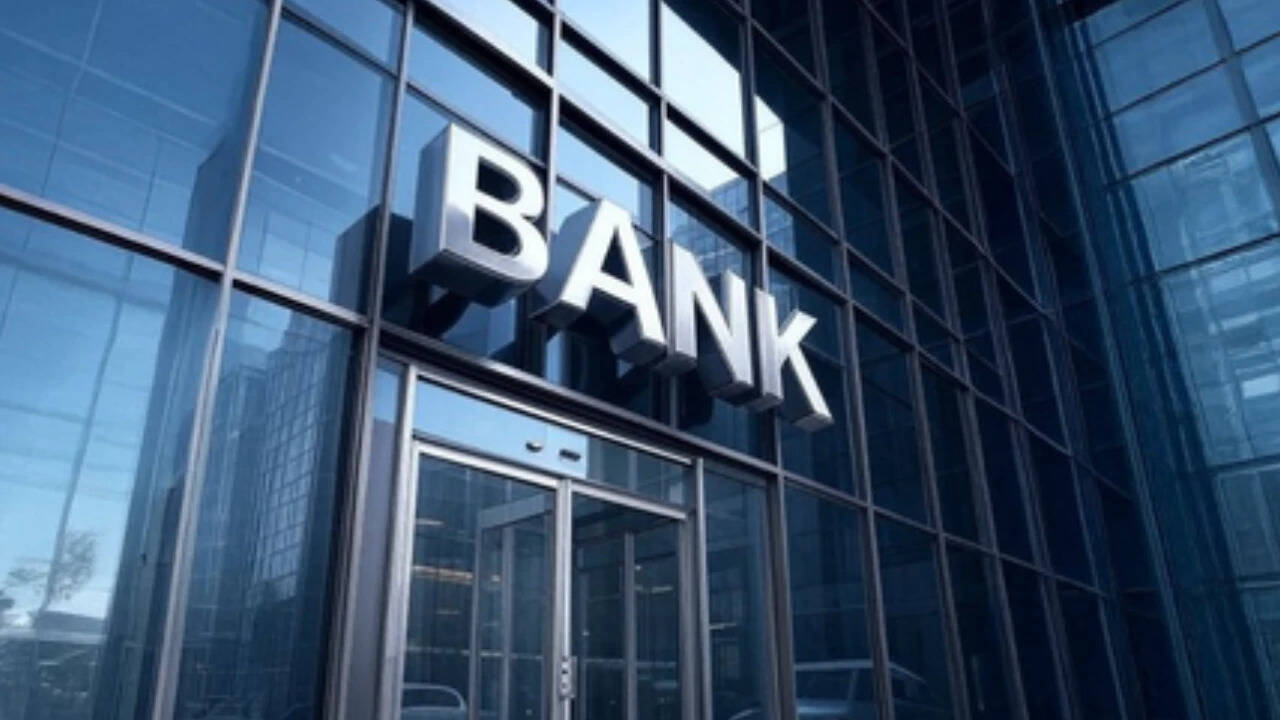 Govt denies five-day banking: Govt says no commitment; unions press strike from Sept 28
