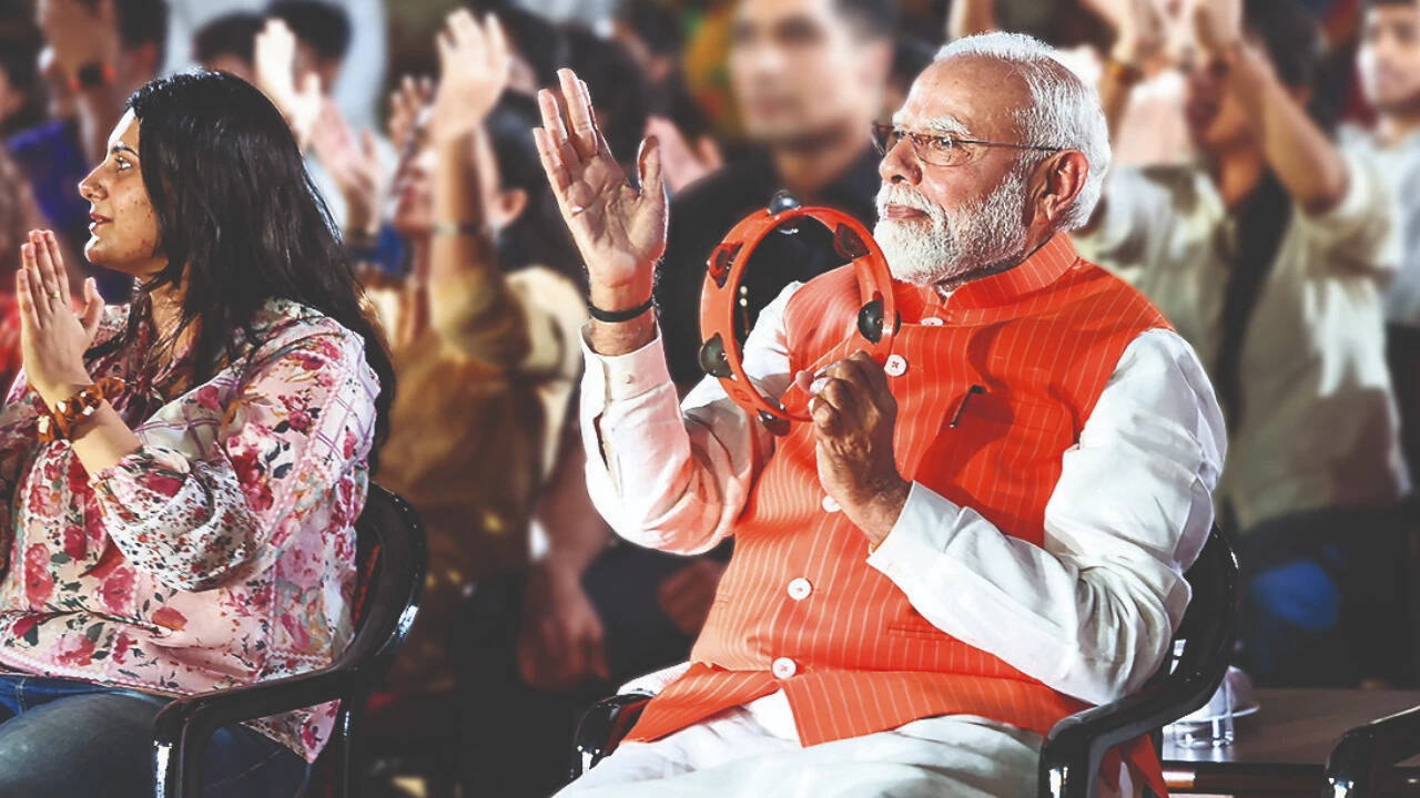 Blend social reforms with political work: PM Modi