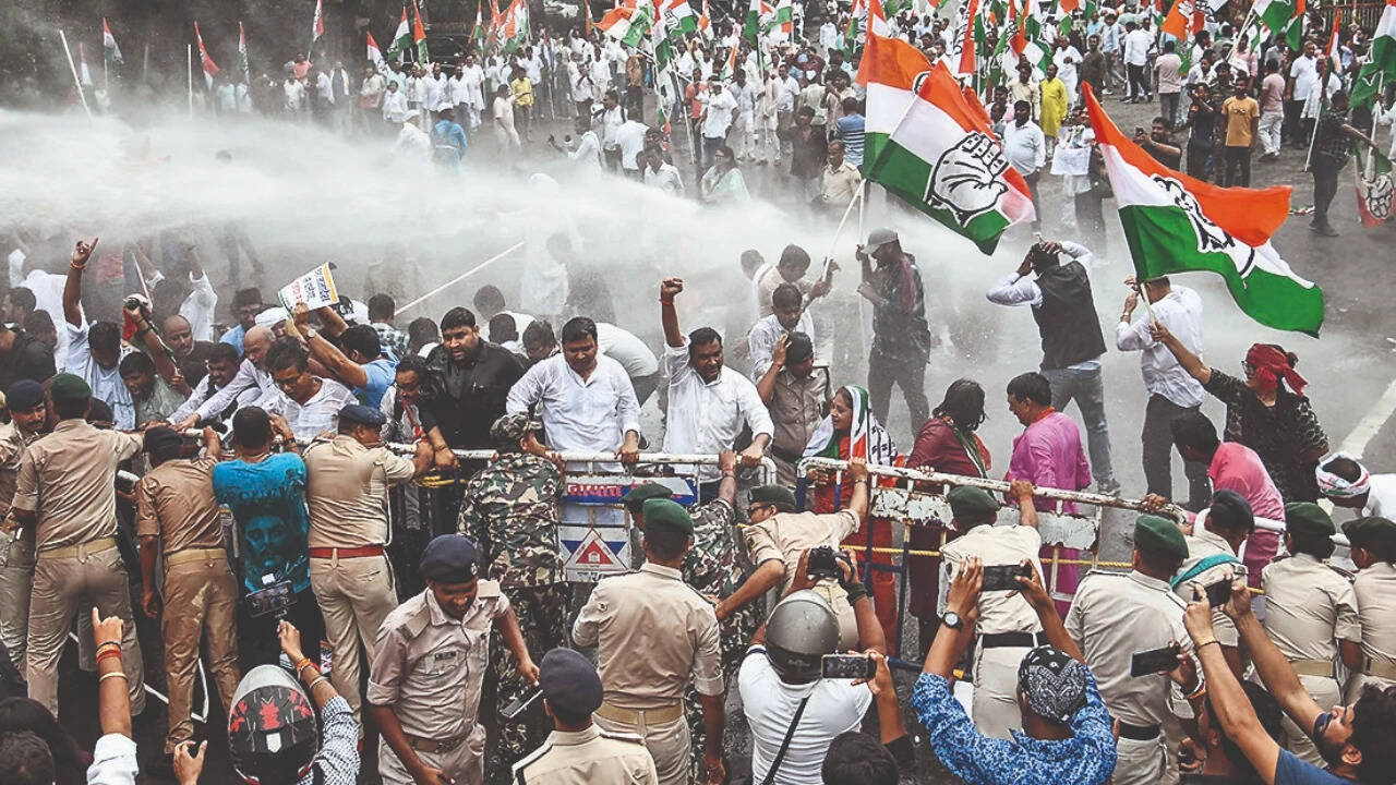 Congress ups ante against CEC, stages protests across India