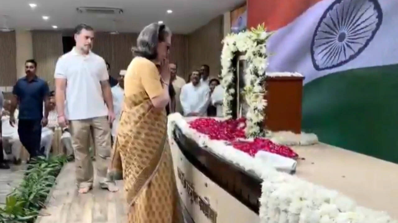 Kharge, Sonia and Rahul pay homage to late PM Manmohan Singh