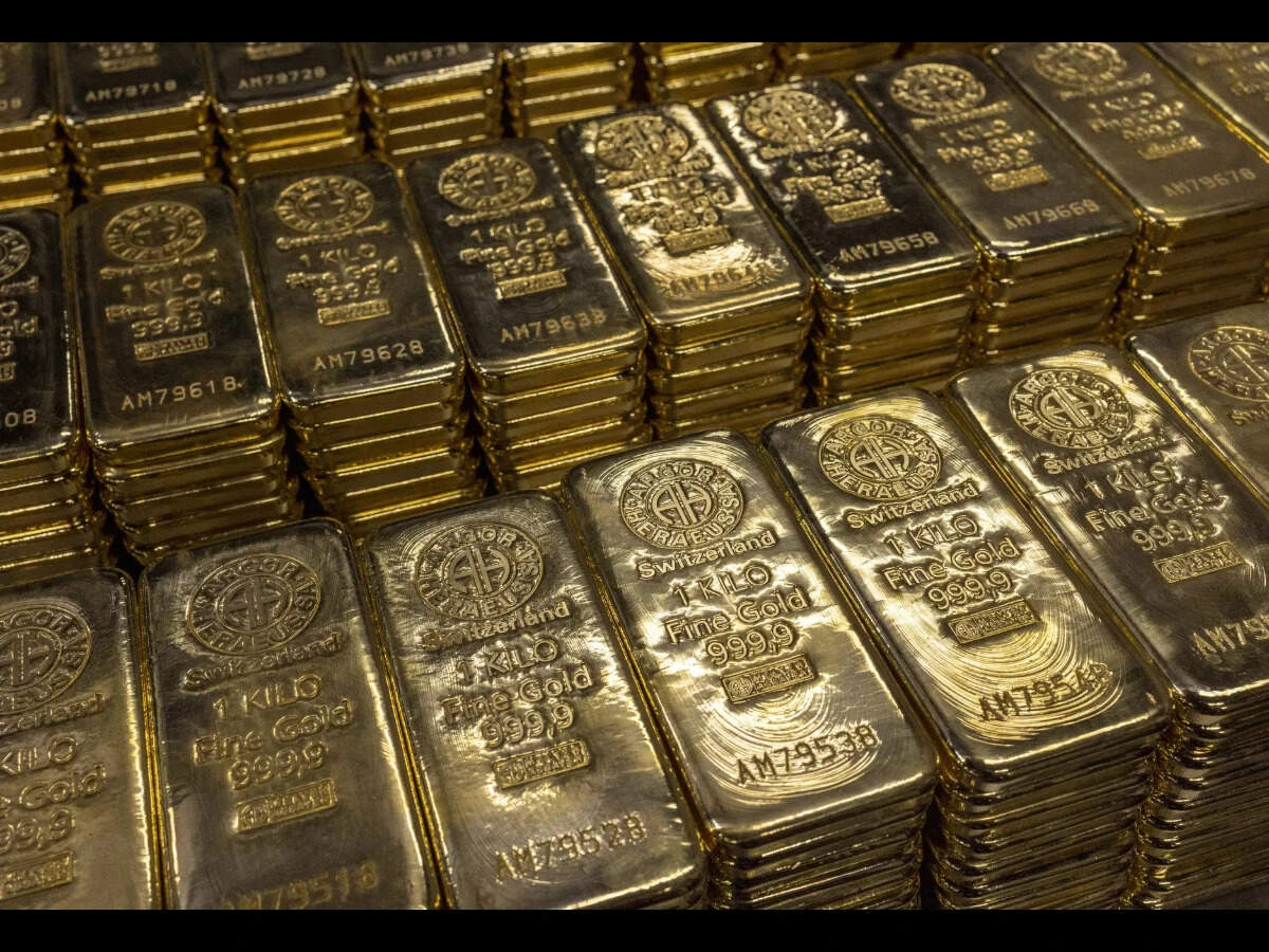 Gold hits 7-week low as oil surge fuels rate hike bets