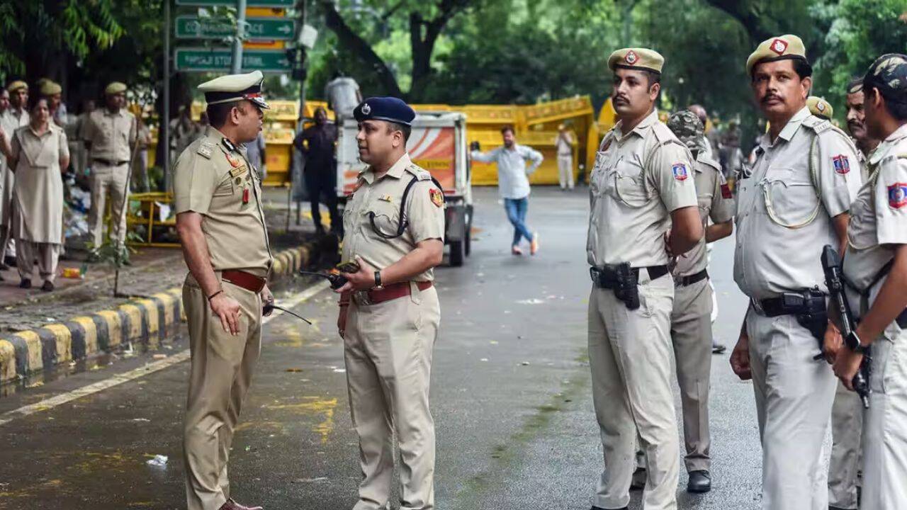 Urban Impersonation Schemes Target Vulnerable Residents Across Delhi Neighborhoods