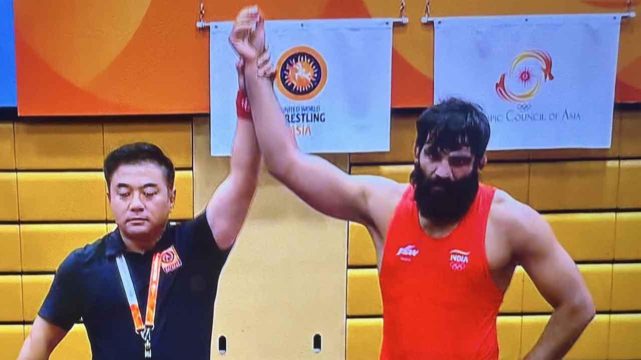 Asian Games: Wrestler Sunil bags bronze; India women fight for hockey final berth