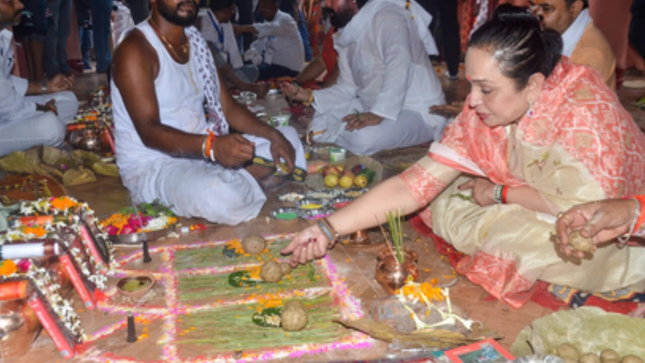 Smita Thackeray performs 'pind daan','shraddh' for Balasaheb Thackeray in Bihar's Gaya