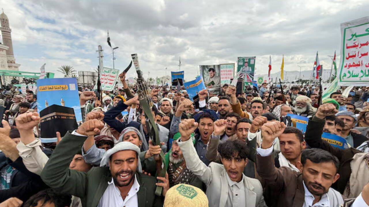 Saudi Arabia prepares for offensive against Houthis; Mecca pact allies still missing