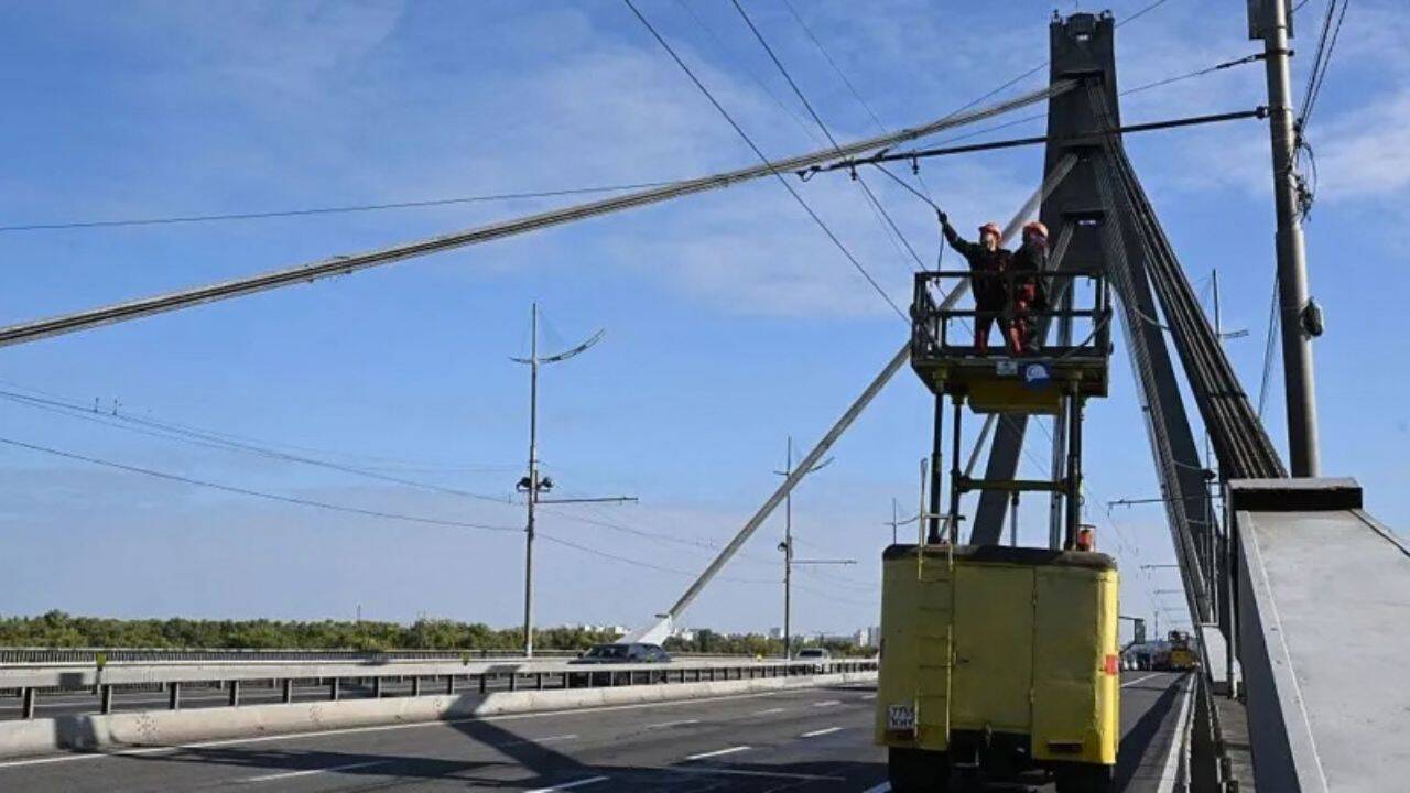 Bridges under attack: Why Russia is targeting Kyiv's vital crossings
