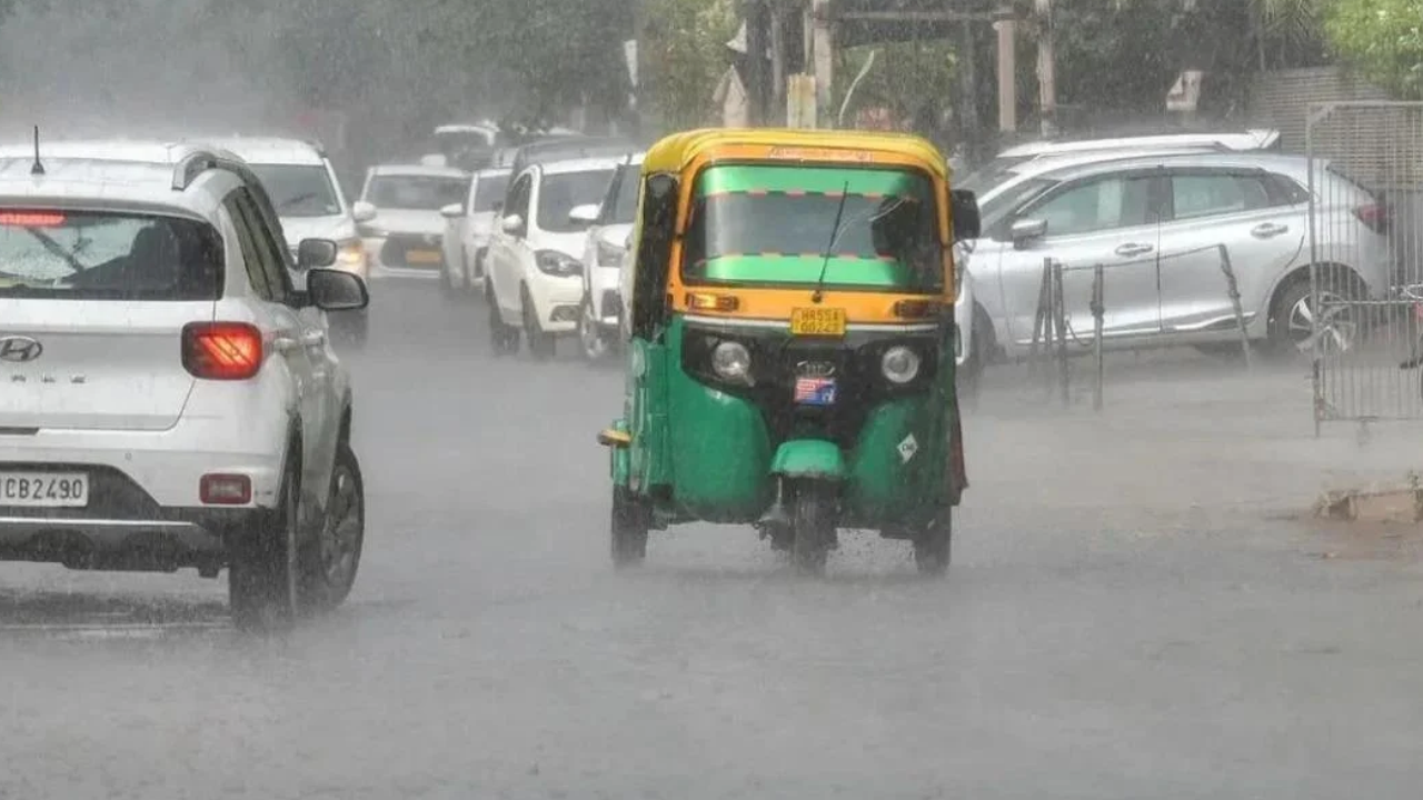 Metropolitan Atmospheric Shift as Monsoon Recedes in Delhi