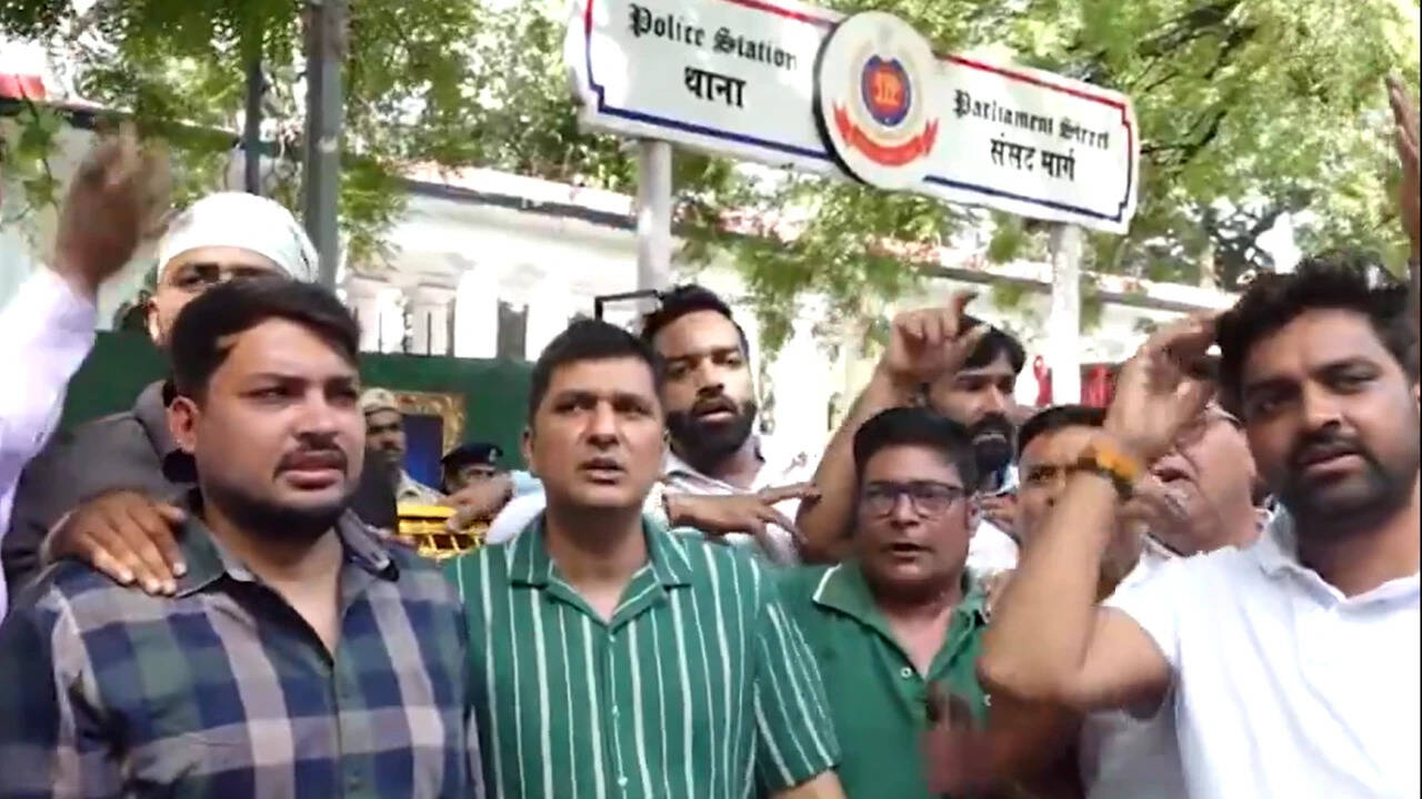 AAP holds protest after 3 women journalists allege sexual harassment by cops - key points