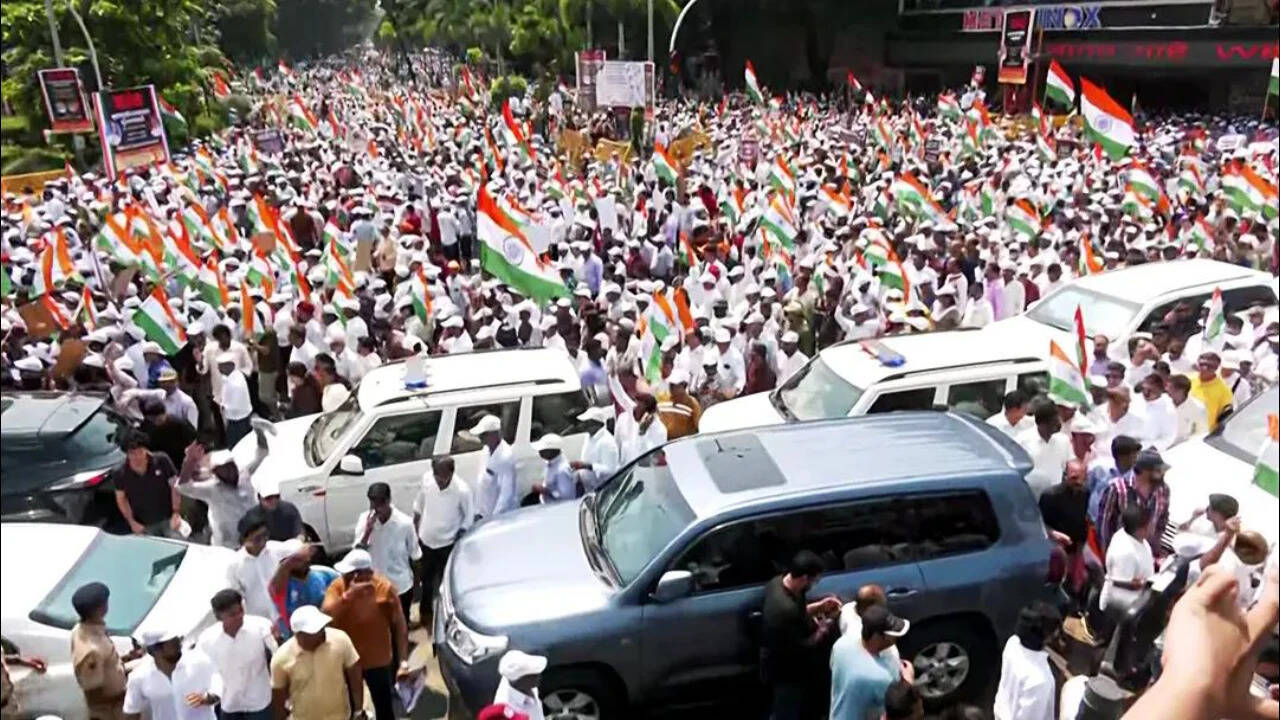 Mumbai Police registers FIR against organisers of Thackerays' anti-SIR march