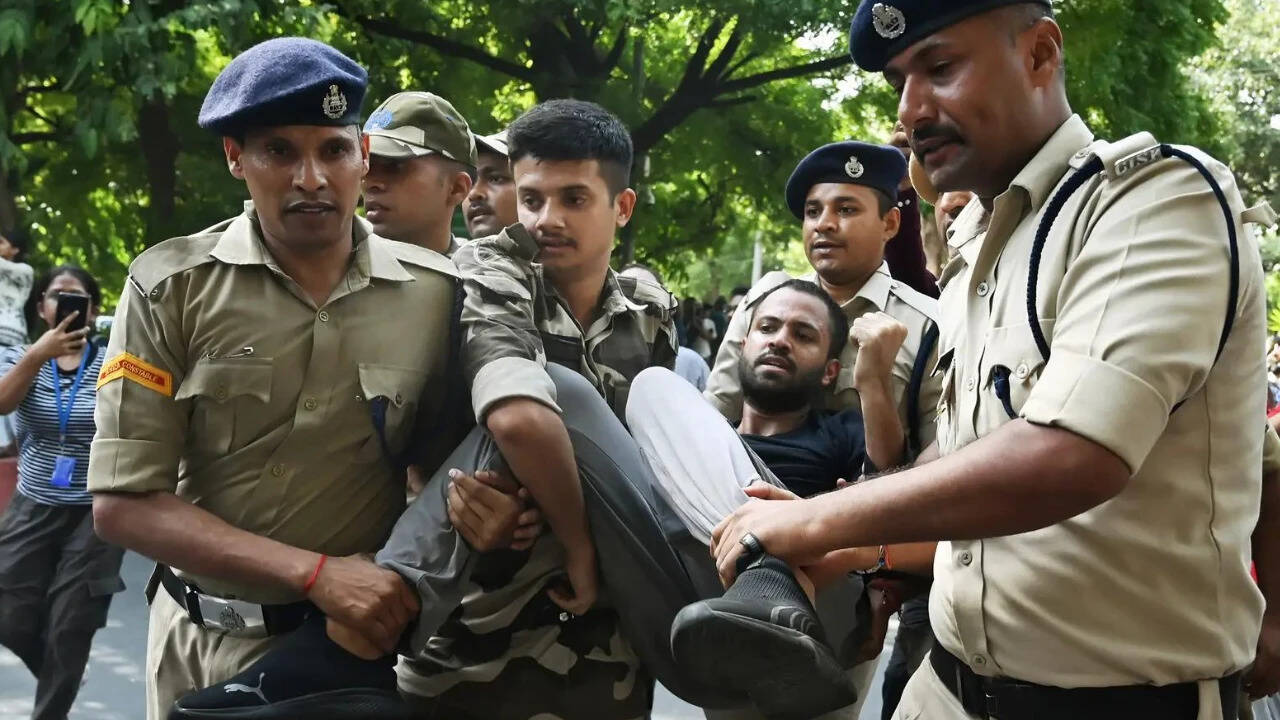 Delhi Police skip name tags at Jantar Mantar to avoid social media targeting, family involvement