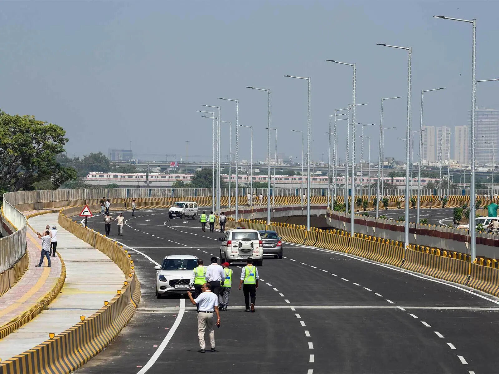 '9 lanes merging into 3': Delhi Police diverts Barapullah Phase-III traffic amid heavy congestion, flags structural bottleneck